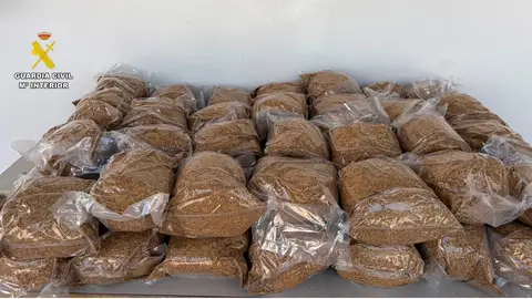 La Guardia Civil intercepta 60 kilogramos de tabaco irregular durante un dispositivo de seguridad en Cocentaina La Guardia Civil intercepta 60 kilogramos de tabaco irregular durante un dispositivo de seguridad en Cocentaina