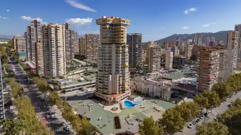 Benidorm invertirá 100.000 euros en plantar 400 árboles en el último trimestre para crear más zonas de sombra y paliar el efecto ‘isla de calor’ Benidorm invertirá 100.000 euros en plantar 400 árboles en el último trimestre para crear más zonas de sombra y paliar el efecto ‘isla de calor’