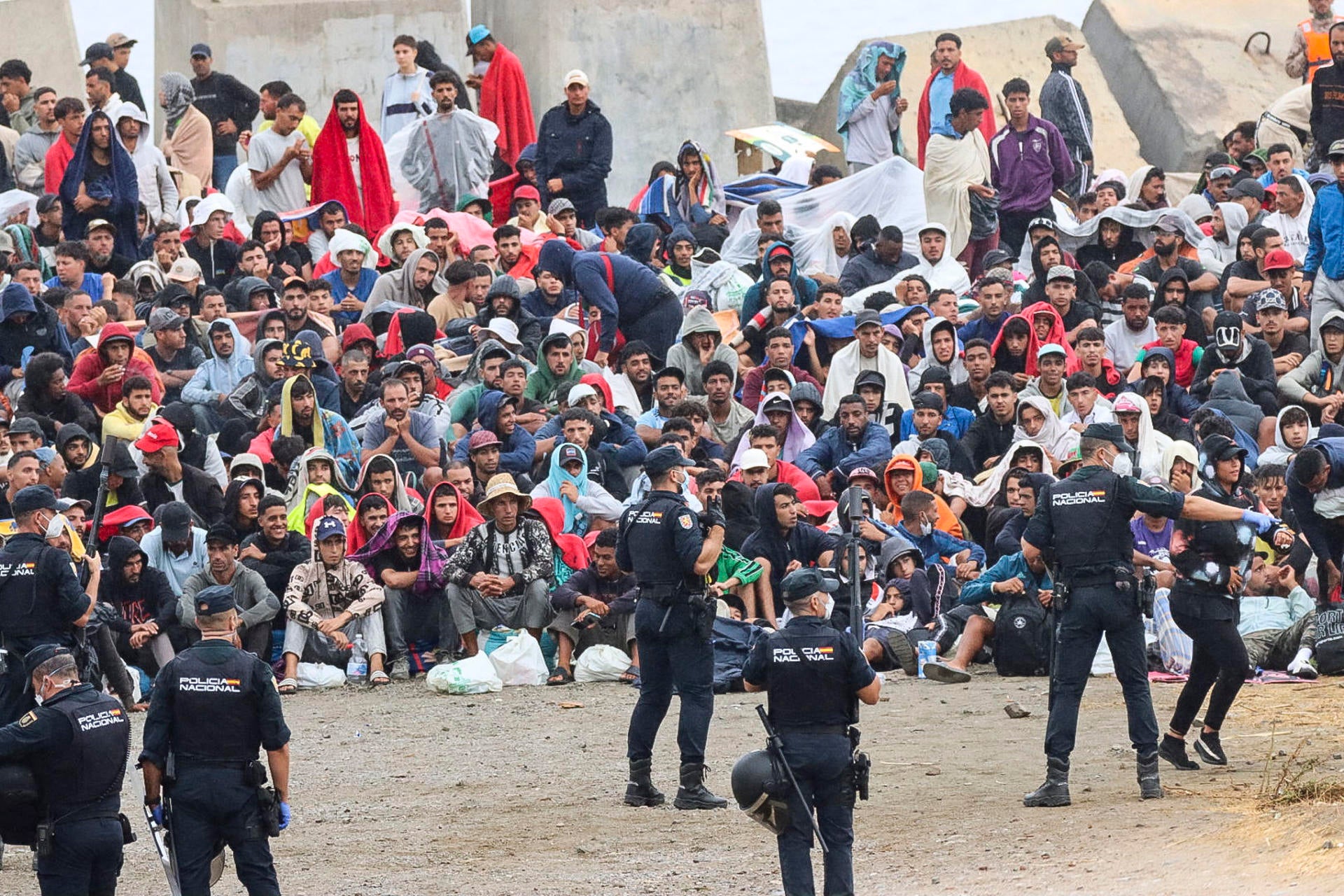 Nuevo desalojo de la playa del Trampolín en Ceuta: más de mil migrantes abandonan el lugar mientras continúa el trabajo de limpieza Nuevo desalojo de la playa del Trampolín en Ceuta: más de mil migrantes abandonan el lugar mientras continúa el trabajo de limpieza