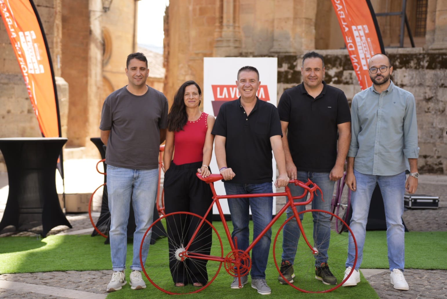 Diez bicicletas ornamentales de la Diputación para que La Vuelta eche raíces en la Sierra de Albacete Diez bicicletas ornamentales de la Diputación para que La Vuelta eche raíces en la Sierra de Albacete