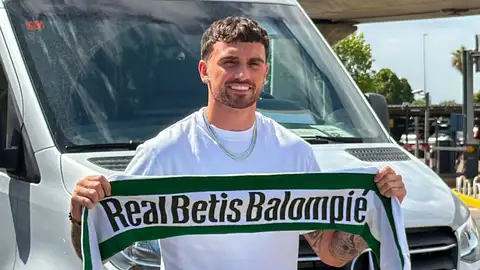 Llegada al aeropuerto de Sevilla del que será nuevo fichaje del Betis, Troy Parrott, este jueves. El delantero centro irlandés procendente del Az Alkmaar, se convertirá así en el acompañante en la delantera del Cucho, único punta con el que contaba ahora mismo el entrenador chileno, Manuel Pellegrini. Llegada al aeropuerto de Sevilla del que será nuevo fichaje del Betis, Troy Parrott, este jueves. El delantero centro irlandés procendente del Az Alkmaar, se convertirá así en el acompañante en la delantera del Cucho, único punta con el que contaba ahora mismo el entrenador chileno, Manuel Pellegrini.