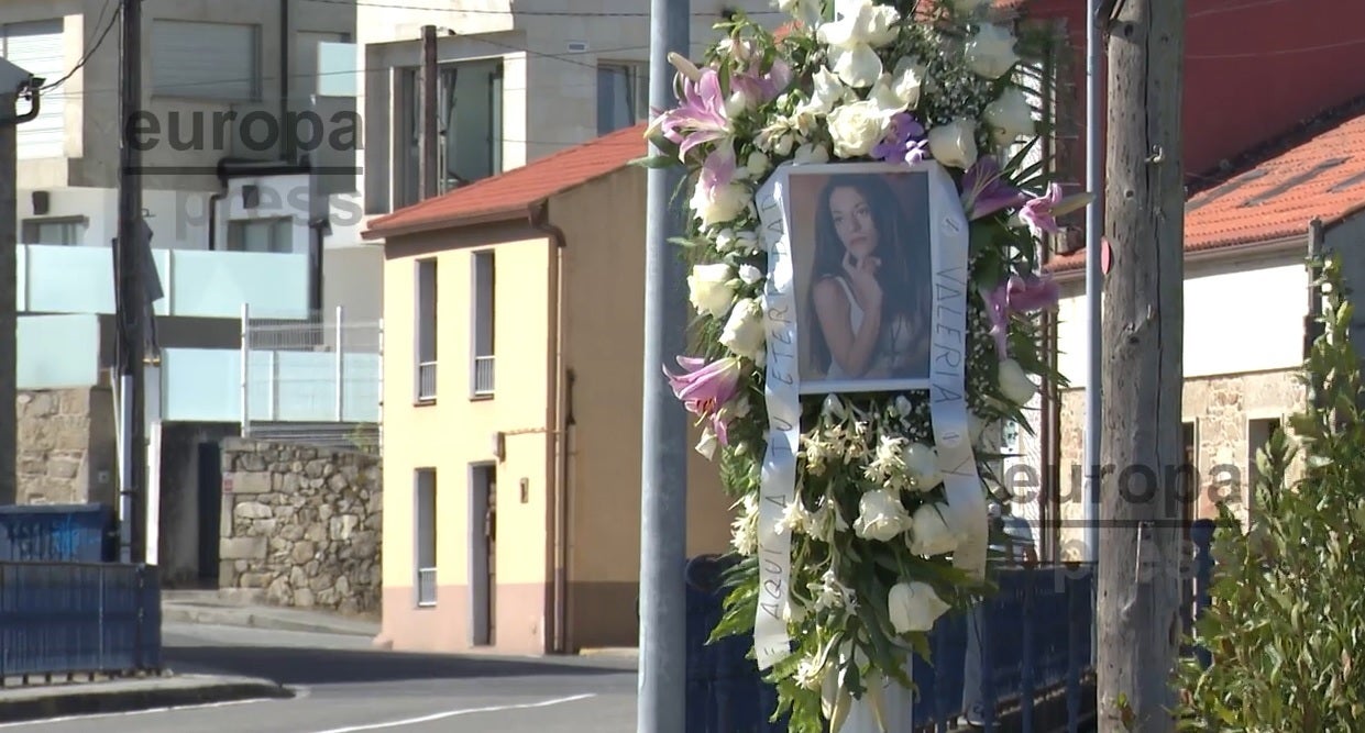 Imágenes de flores en el lugar en el que Diana Quer fue raptada hace diez años (A Pobra do Caramiñal, A Coruña). Imágenes de flores en el lugar en el que Diana Quer fue raptada hace diez años (A Pobra do Caramiñal, A Coruña).