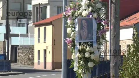Imágenes de flores en el lugar en el que Diana Quer fue raptada hace diez años (A Pobra do Caramiñal, A Coruña). Imágenes de flores en el lugar en el que Diana Quer fue raptada hace diez años (A Pobra do Caramiñal, A Coruña).