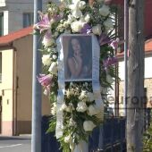 Imágenes de flores en el lugar en el que Diana Quer fue raptada hace diez años (A Pobra do Caramiñal, A Coruña).