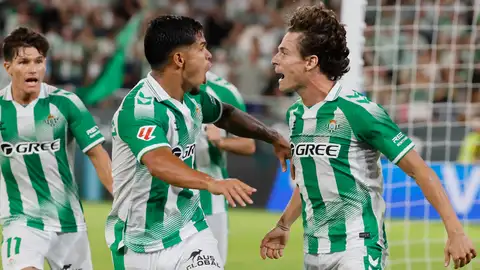 El centrocampista del Betis Rodrigo Riquelme (d) celebra con sus compañeros tras marcar el 1-0, durante el partido de LaLiga de fútbol que Real Betis y Real Sociedad disputan este viernes en el estadio de La Cartuja, en Sevilla. El centrocampista del Betis Rodrigo Riquelme (d) celebra con sus compañeros tras marcar el 1-0, durante el partido de LaLiga de fútbol que Real Betis y Real Sociedad disputan este viernes en el estadio de La Cartuja, en Sevilla.
