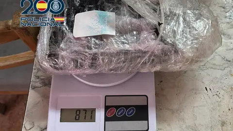 La Policía Nacional detiene en Elche a un hombre por vender cocaína y hachís desde su vivienda. La Policía Nacional detiene en Elche a un hombre por vender cocaína y hachís desde su vivienda.