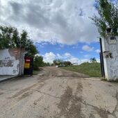 Puerta de entrada al vial que se está creando