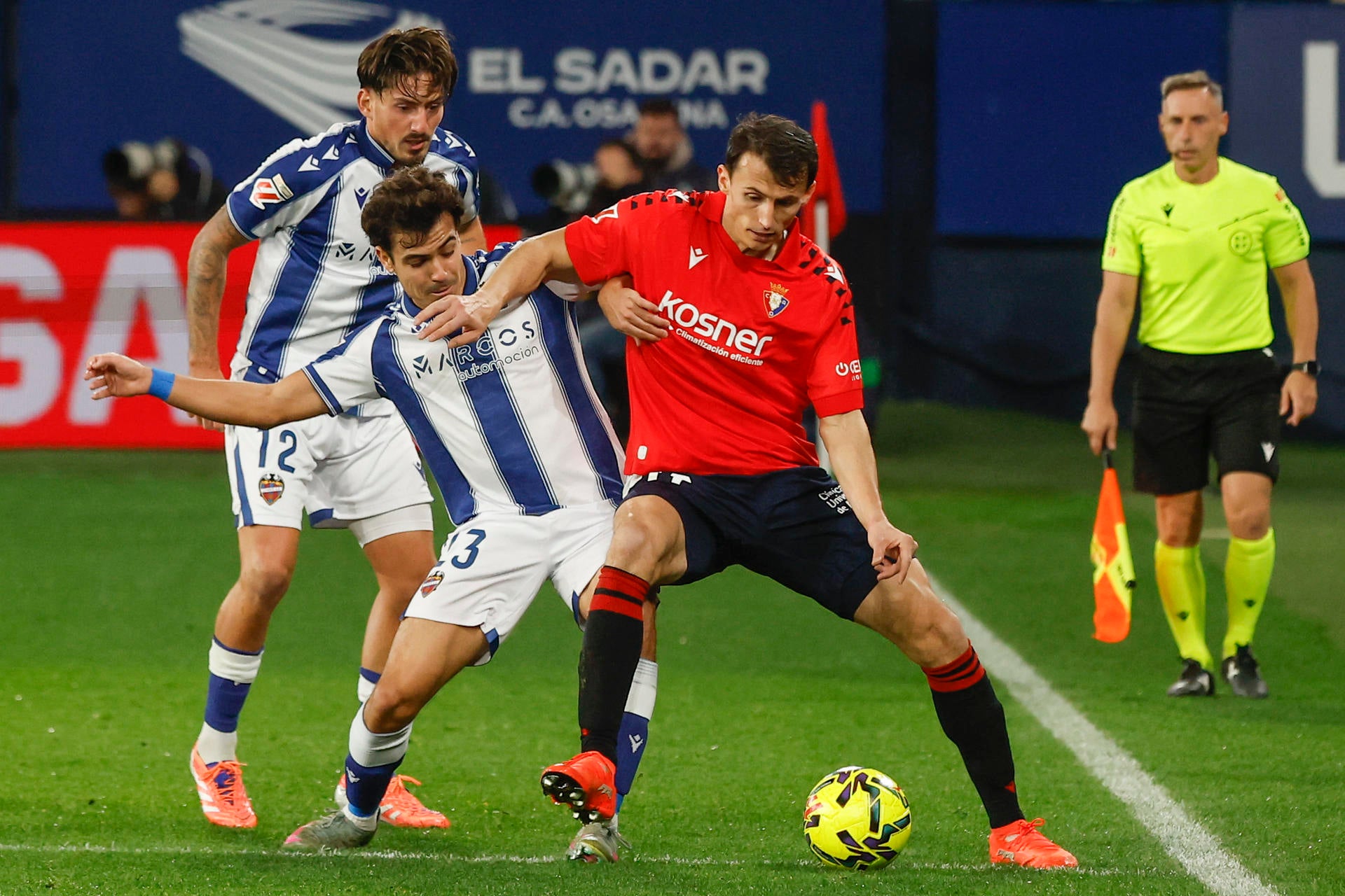 El Levante UD visita Pamplona con la plantilla todavía cogida con pinzas El Levante UD visita Pamplona con la plantilla todavía cogida con pinzas