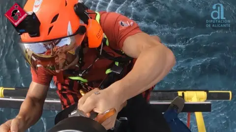 Los bomberos rescatan a un joven atrapado a 20 metros de altura en una zona de acantilados en El Campello Los bomberos rescatan a un joven atrapado a 20 metros de altura en una zona de acantilados en El Campello