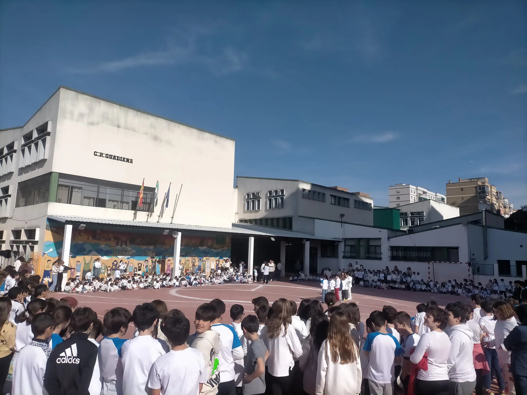 Un aula afectada en el Colegio Guadiana de Badajoz por un incendio declarado esta madrugada Un aula afectada en el Colegio Guadiana de Badajoz por un incendio declarado esta madrugada