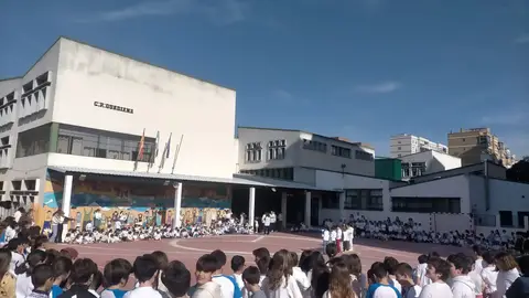 Un aula afectada en el Colegio Guadiana de Badajoz por un incendio declarado esta madrugada Un aula afectada en el Colegio Guadiana de Badajoz por un incendio declarado esta madrugada