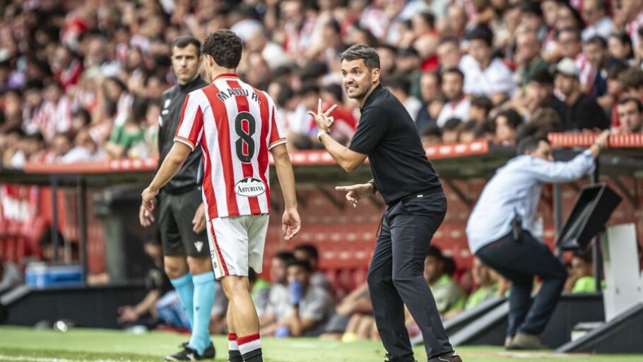 Larcam&oacute;n da instrucciones durante el partido