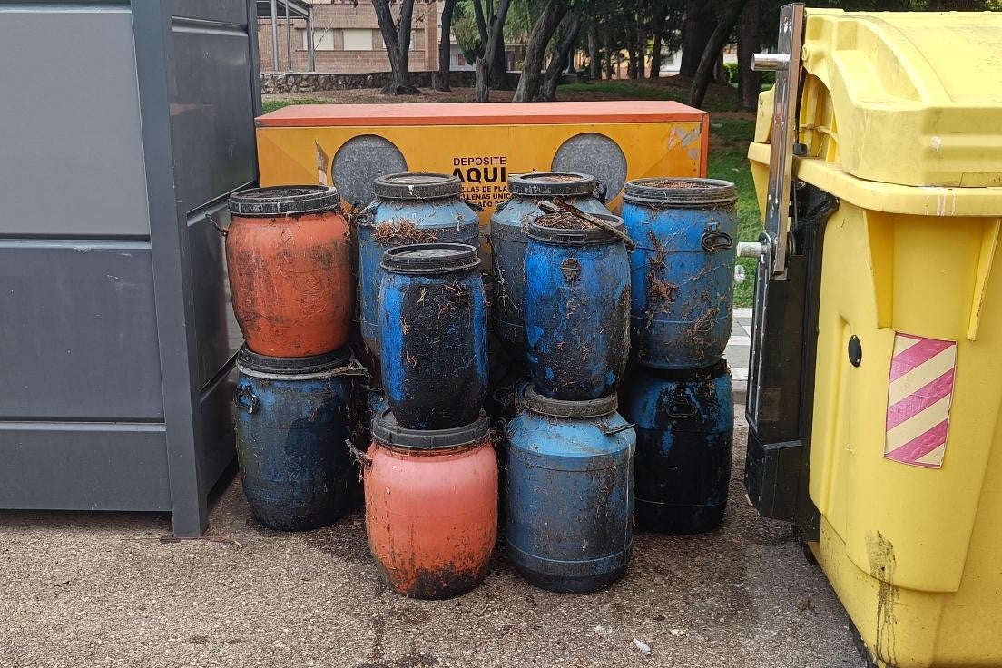 Policía Local de Palencia investiga la retirada de una docena de bidones de aceite usado en vía pública Policía Local de Palencia investiga la retirada de una docena de bidones de aceite usado en vía pública