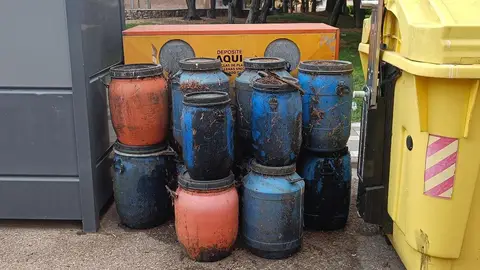Policía Local de Palencia investiga la retirada de una docena de bidones de aceite usado en vía pública .