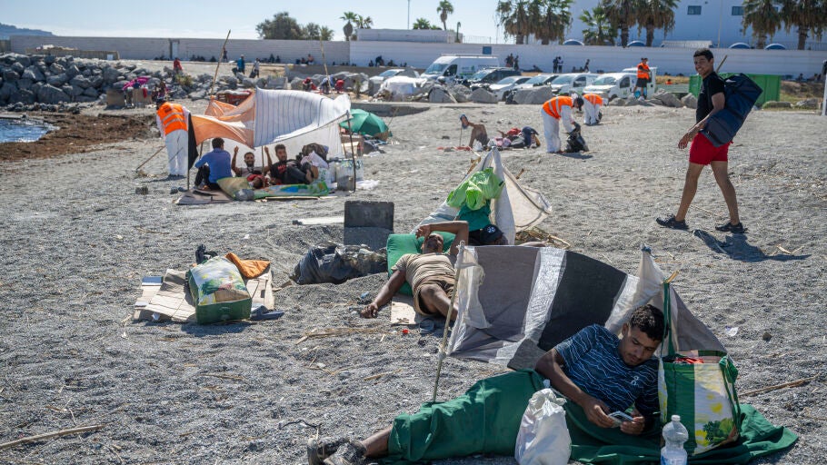Varios migrantes, a 22 de agosto de 2026, en Ceuta (Espa&ntilde;a). 