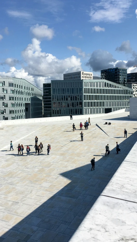 Caminar por las cubiertas de la Ópera de Oslo es posible Caminar por las cubiertas de la Ópera de Oslo es posible