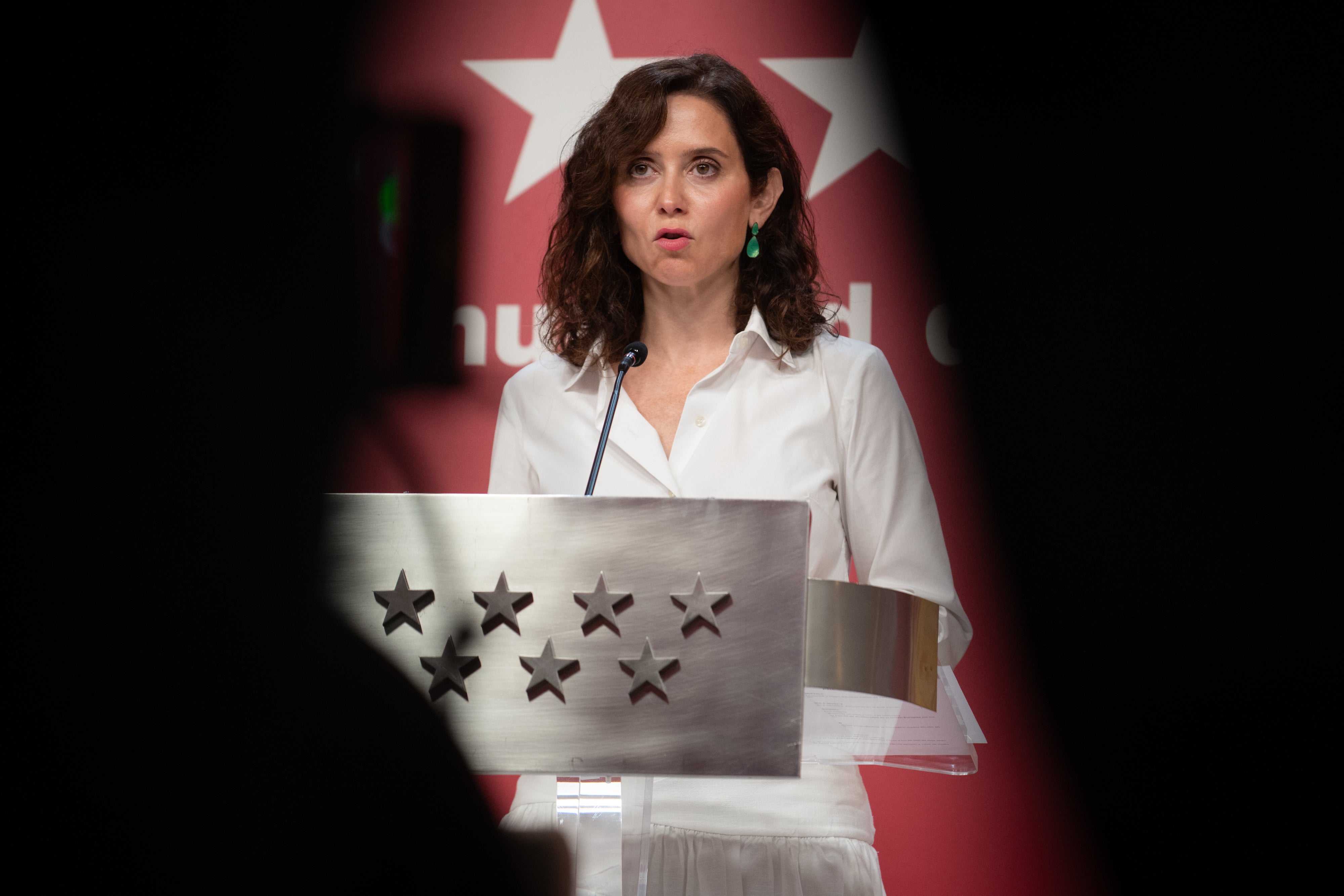 Ayuso defiende que "no se puede estirar más el chicle" de la polémica por el ático de 6,3 millones: "Está en venta, chao pescao" Ayuso defiende que "no se puede estirar más el chicle" de la polémica por el ático de 6,3 millones: "Está en venta, chao pescao"