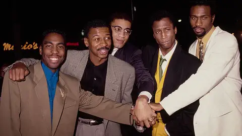 El elenco del drama musical de Robert Townsend *The Five Heartbeats* asiste al estreno de la película en el Mann Village Theater de Westwood, California, el 27 de marzo de 1991. De izquierda a derecha aparecen los actores estadounidenses Tico Wells, Robert Townsend, Harry J. Lennix, Michael Wright y Leon Robinson. El elenco del drama musical de Robert Townsend *The Five Heartbeats* asiste al estreno de la película en el Mann Village Theater de Westwood, California, el 27 de marzo de 1991. De izquierda a derecha aparecen los actores estadounidenses Tico Wells, Robert Townsend, Harry J. Lennix, Michael Wright y Leon Robinson.