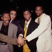 El elenco del drama musical de Robert Townsend *The Five Heartbeats* asiste al estreno de la película en el Mann Village Theater de Westwood, California, el 27 de marzo de 1991. De izquierda a derecha aparecen los actores estadounidenses Tico Wells, Robert Townsend, Harry J. Lennix, Michael Wright y Leon Robinson.