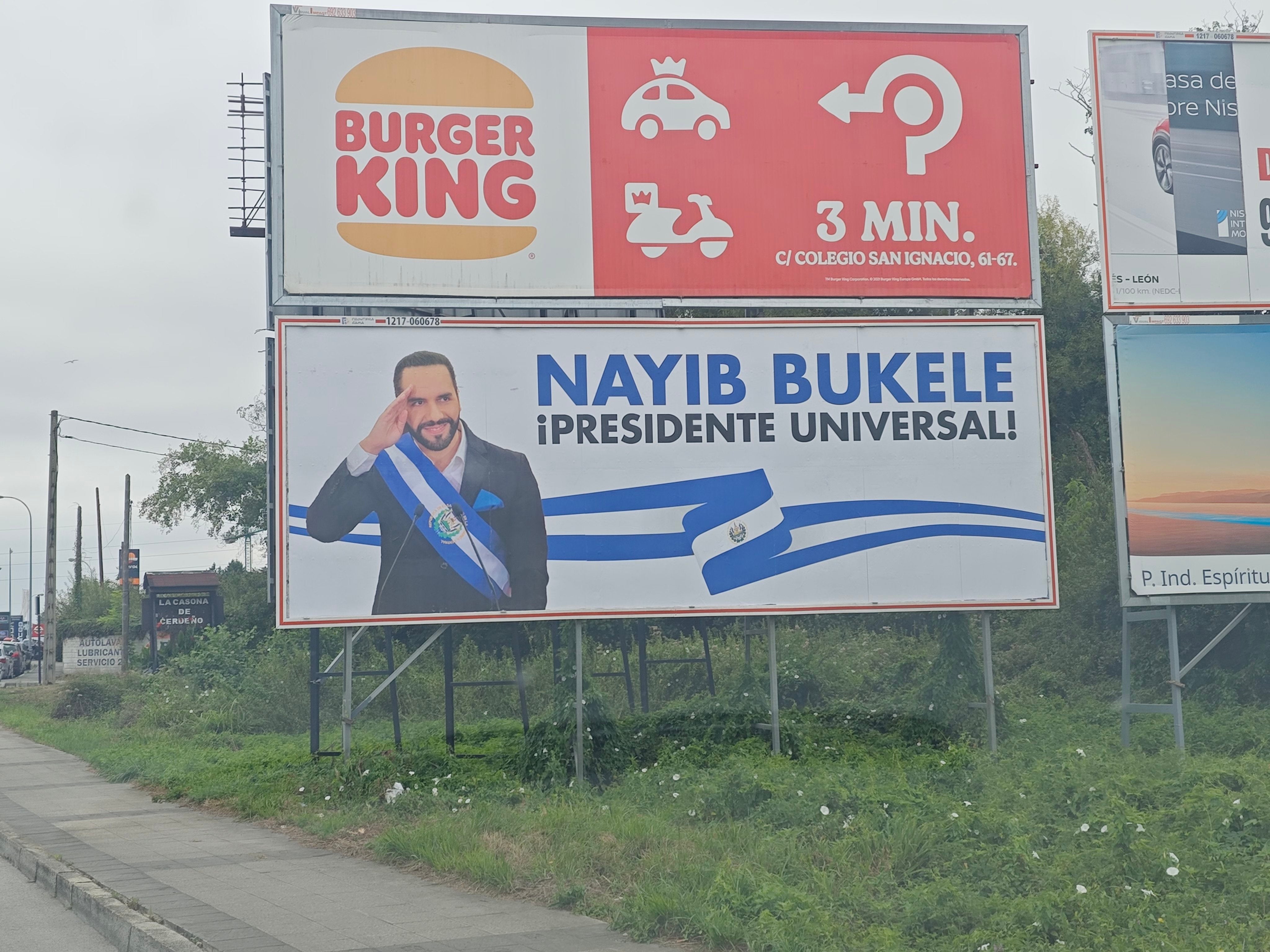 Un "fan" de Bukele demuestra que las vallas publicitarias se ven Un "fan" de Bukele demuestra que las vallas publicitarias se ven