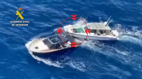 Un hombre roba un barco en el puerto de Sóller y en su huída embiste a la lancha de la Guardia Civil Un hombre roba un barco en el puerto de Sóller y en su huída embiste a la lancha de la Guardia Civil