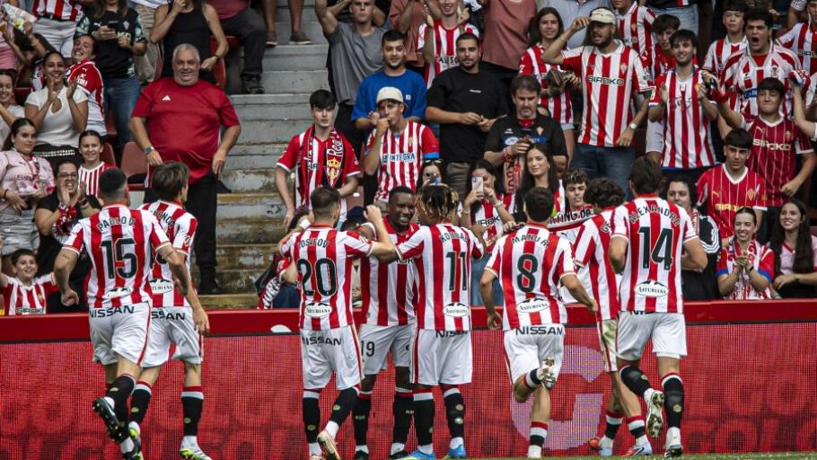 El Sporting celebra el gol de Otero