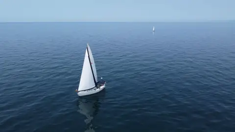 Imagen de archivo de un velero navegando. Imagen de archivo de un velero navegando.