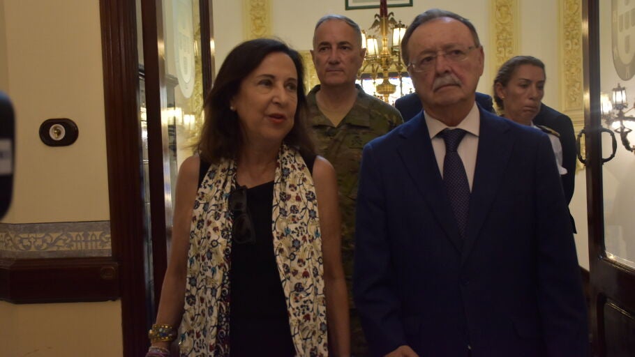 La ministra de Defensa, Margarita Robles (i), mantiene un encuentro con el presidente de la Ciudad Aut&oacute;noma de Ceuta, Juan Jes&uacute;s Vivas (d), en el Palacio de la Asamblea, a 12 de agosto de 2026, en Ceuta (Espa&ntilde;a).
