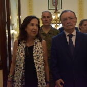 La ministra de Defensa, Margarita Robles (i), mantiene un encuentro con el presidente de la Ciudad Autónoma de Ceuta, Juan Jesús Vivas (d), en el Palacio de la Asamblea, a 12 de agosto de 2026, en Ceuta (España).