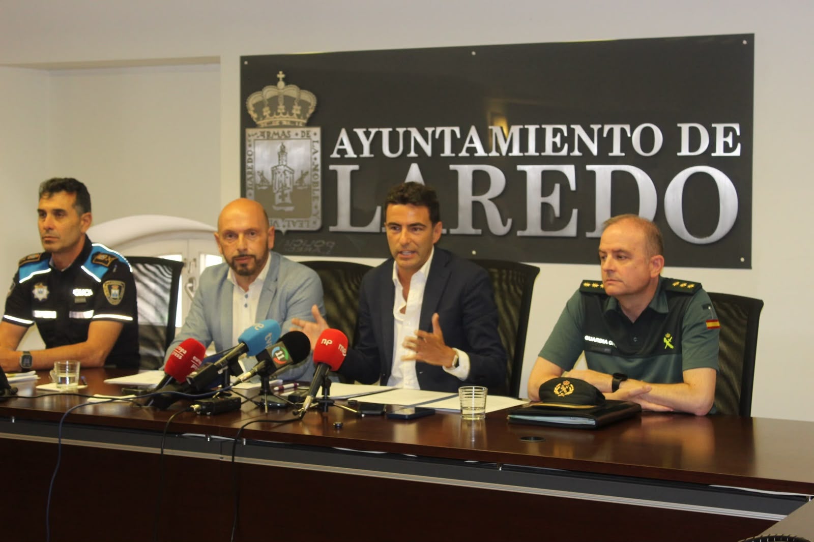 El alcalde afirma que Laredo es "seguro" y denuncia un "linchamiento" por dos agresiones "aisladas" a veraneantes vascos El alcalde afirma que Laredo es "seguro" y denuncia un "linchamiento" por dos agresiones "aisladas" a veraneantes vascos