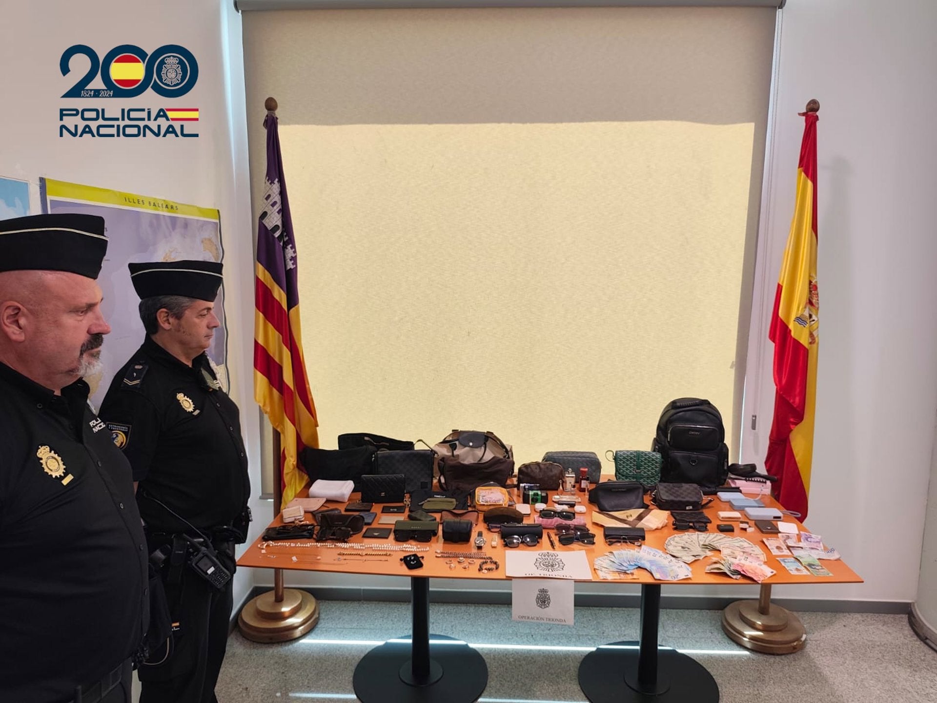 Detenidos tres miembros de una banda de carteristas por robar objetos valorados en 35.000 euros en Mallorca Detenidos tres miembros de una banda de carteristas por robar objetos valorados en 35.000 euros en Mallorca