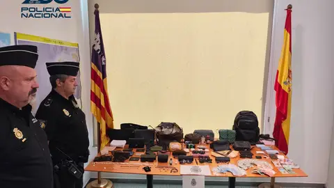 Detenidos tres miembros de una banda de carteristas por robar objetos valorados en 35.000 euros en Mallorca. Detenidos tres miembros de una banda de carteristas por robar objetos valorados en 35.000 euros en Mallorca.