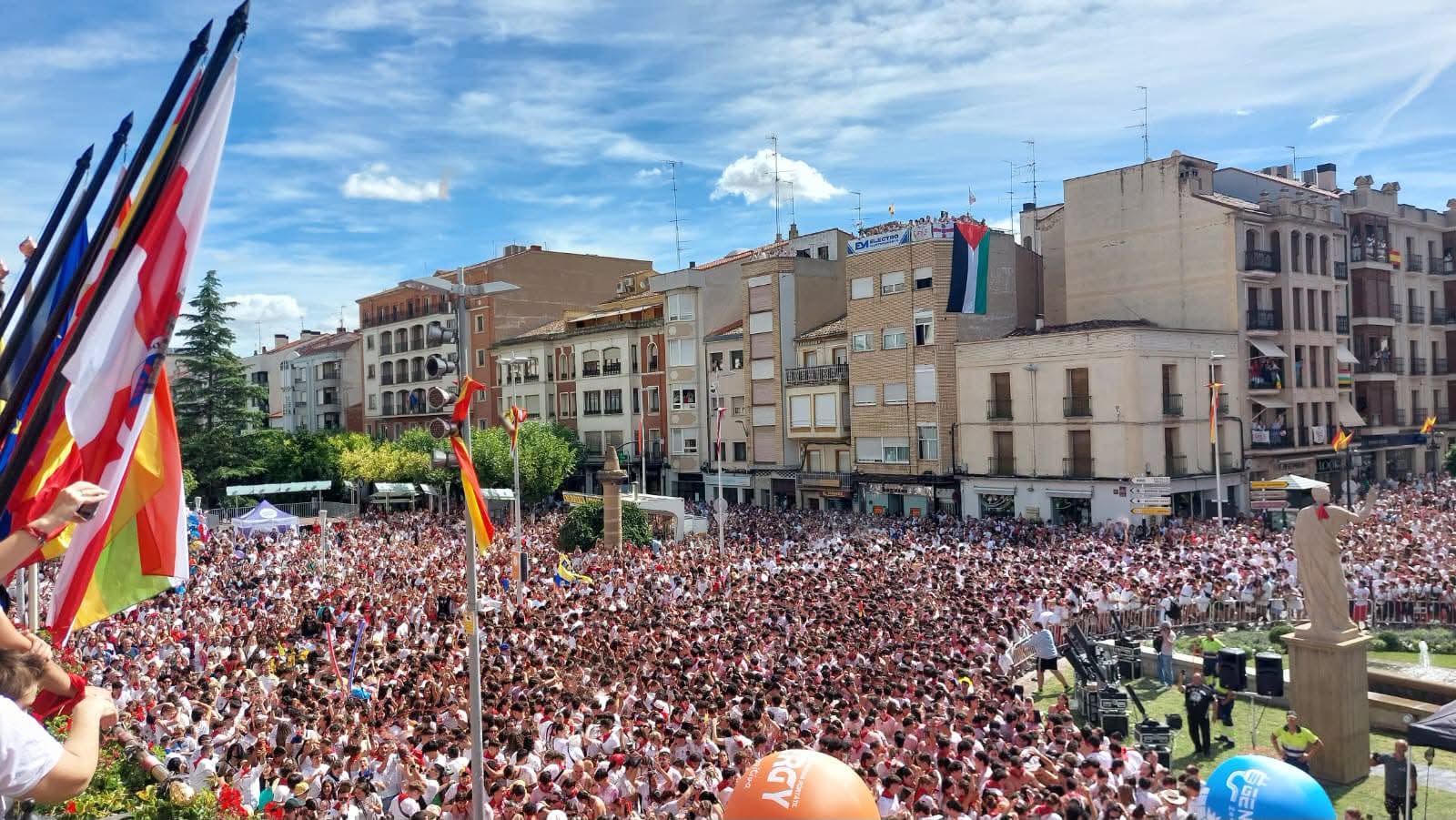 Calahorra estalla en alegría en un chupinazo dedicado a los que nos cuidan Calahorra estalla en alegría en un chupinazo dedicado a los que nos cuidan
