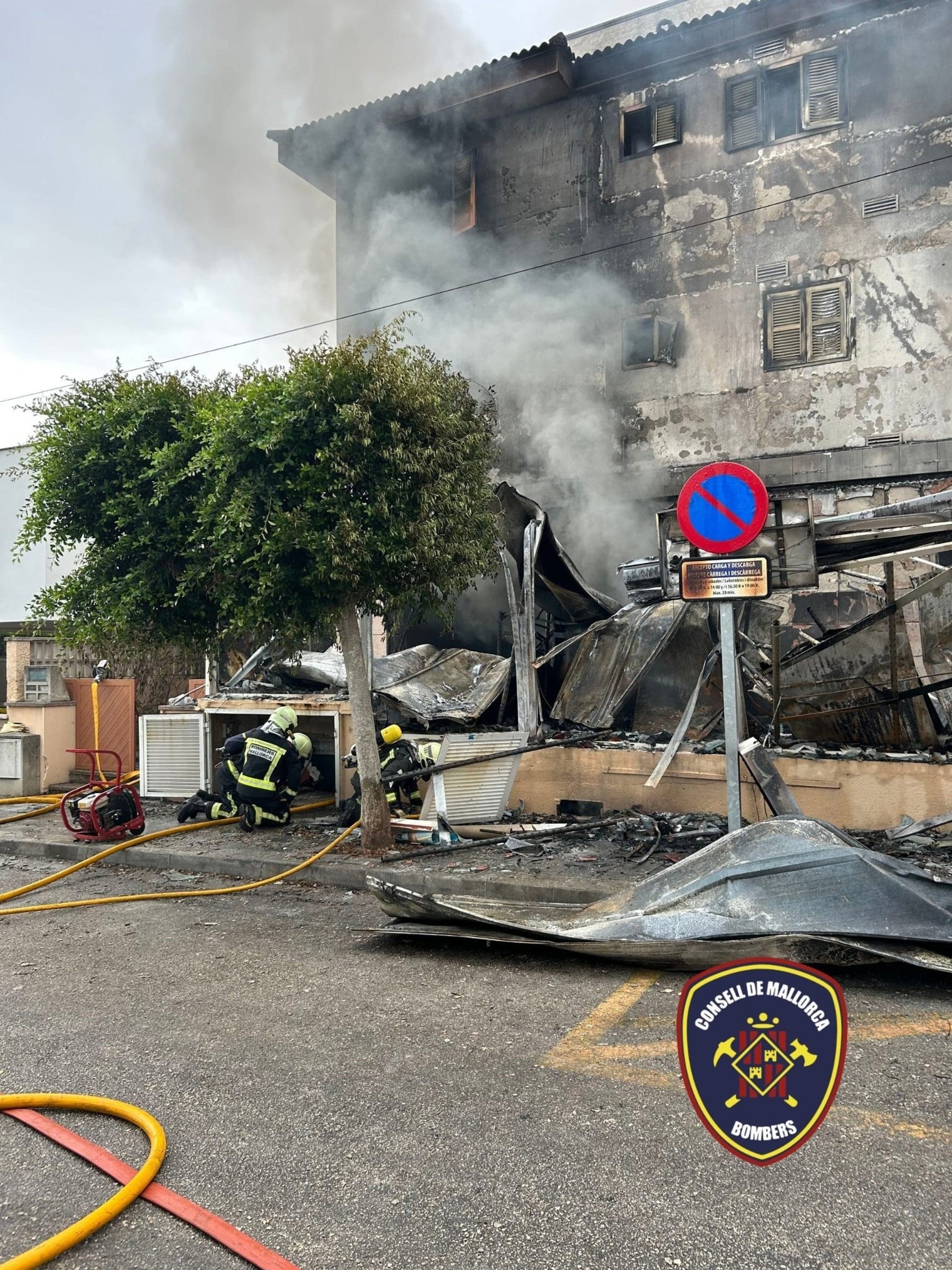 Los desalojados por el incendio en un edificio de Can Picafort no podrán volver a sus casas hasta la tarde de este martes Los desalojados por el incendio en un edificio de Can Picafort no podrán volver a sus casas hasta la tarde de este martes