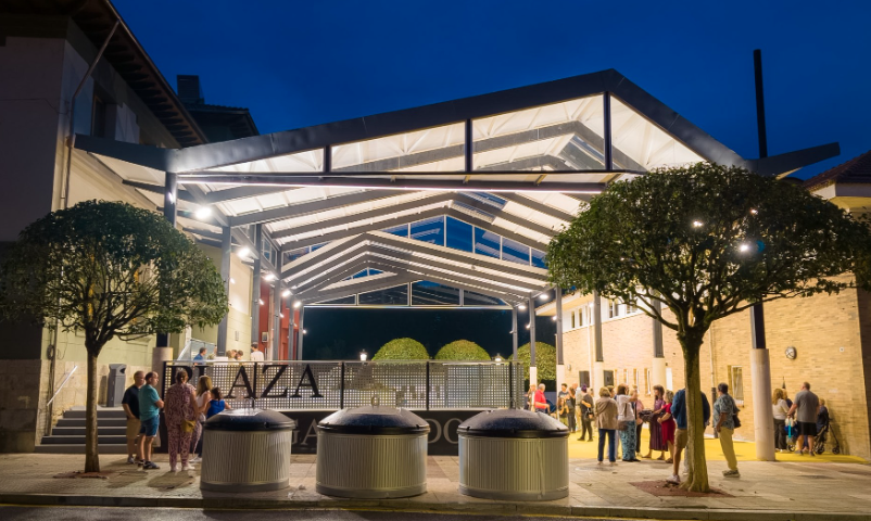 Arriondas reinaugura la Plaza García Dory tras una inversión de más de 520.000 euros en su urbanización y cubierta Arriondas reinaugura la Plaza García Dory tras una inversión de más de 520.000 euros en su urbanización y cubierta
