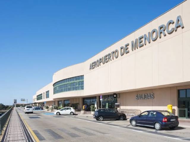 El PP alerta de que la ampliación del Aeropuerto de Menorca puede aumentar la llegada de turistas en julio y agosto El PP alerta de que la ampliación del Aeropuerto de Menorca puede aumentar la llegada de turistas en julio y agosto