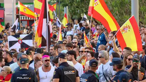 Concentración este miércoles frente a la sede de la Delegación del Gobierno en Ceuta en protesta por la crisis migratoria que afecta a la ciudad. Concentración este miércoles frente a la sede de la Delegación del Gobierno en Ceuta en protesta por la crisis migratoria que afecta a la ciudad.