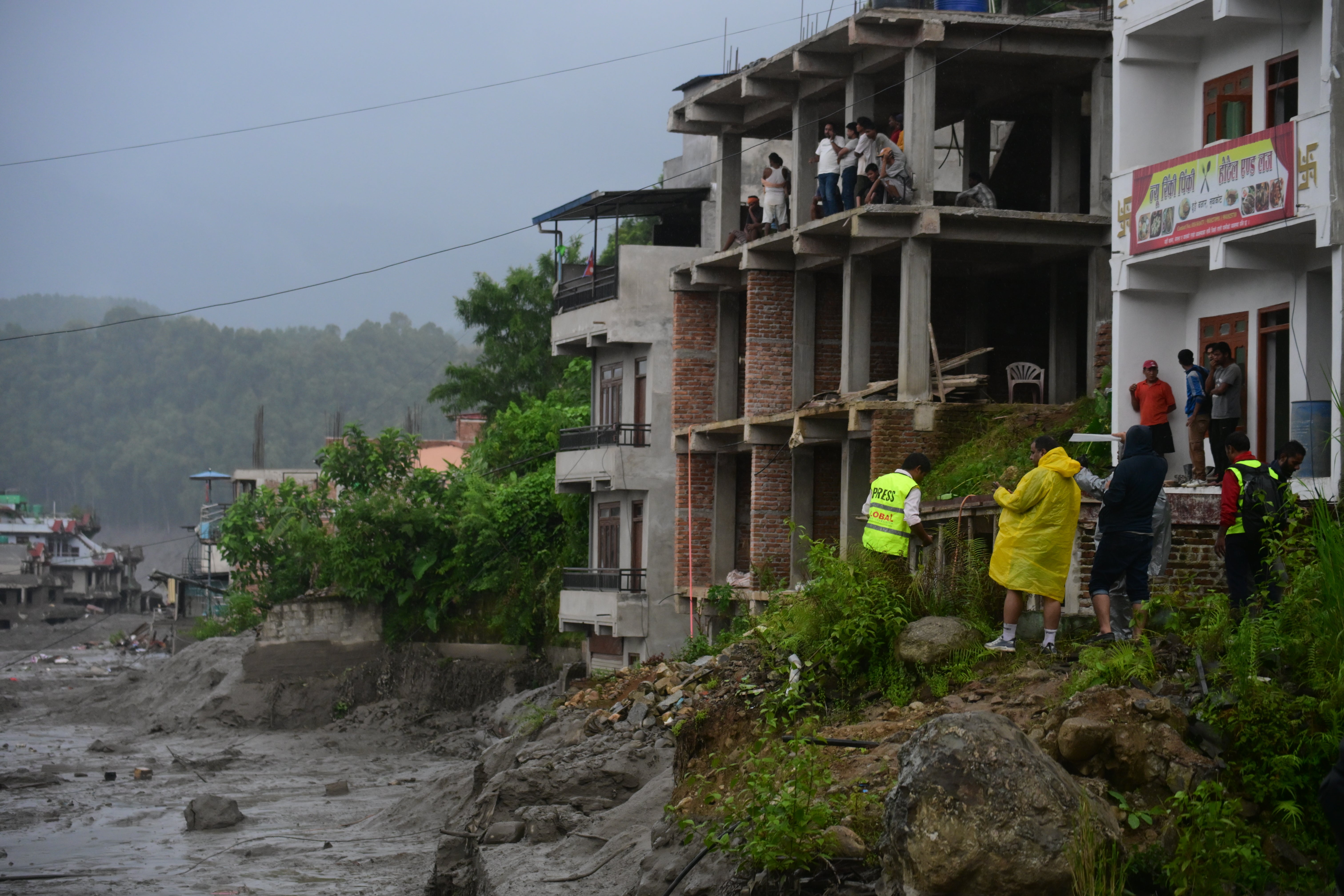 Exteriores confirma que cuatro españoles se encuentran entre los desaparecidos por las inundaciones de Nepal Exteriores confirma que cuatro españoles se encuentran entre los desaparecidos por las inundaciones de Nepal