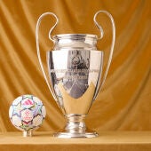 Imagen de la Champions League junto al balón oficial de la competición este 2026/2027.