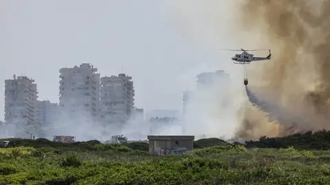 El incendio forestal de El Saler mantiene cortada la carretera CV-500 Helicóptero durante las labores de extinción de un incendio forestal/ EuropaPress