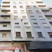 Fachada del edificio número 8 de la calle Santa Clara de Santander