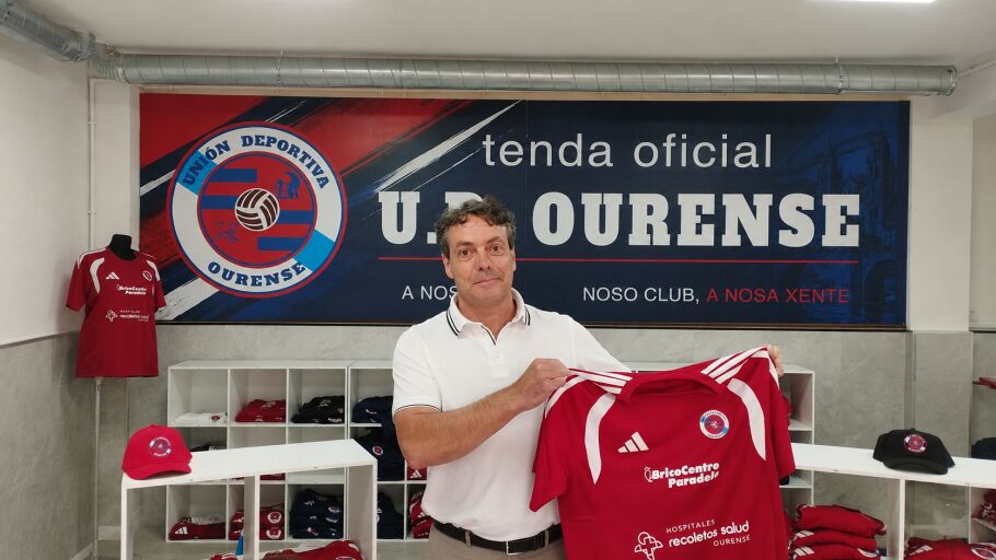 Javier Orb&aacute;n na tienda da U.D. Ourense