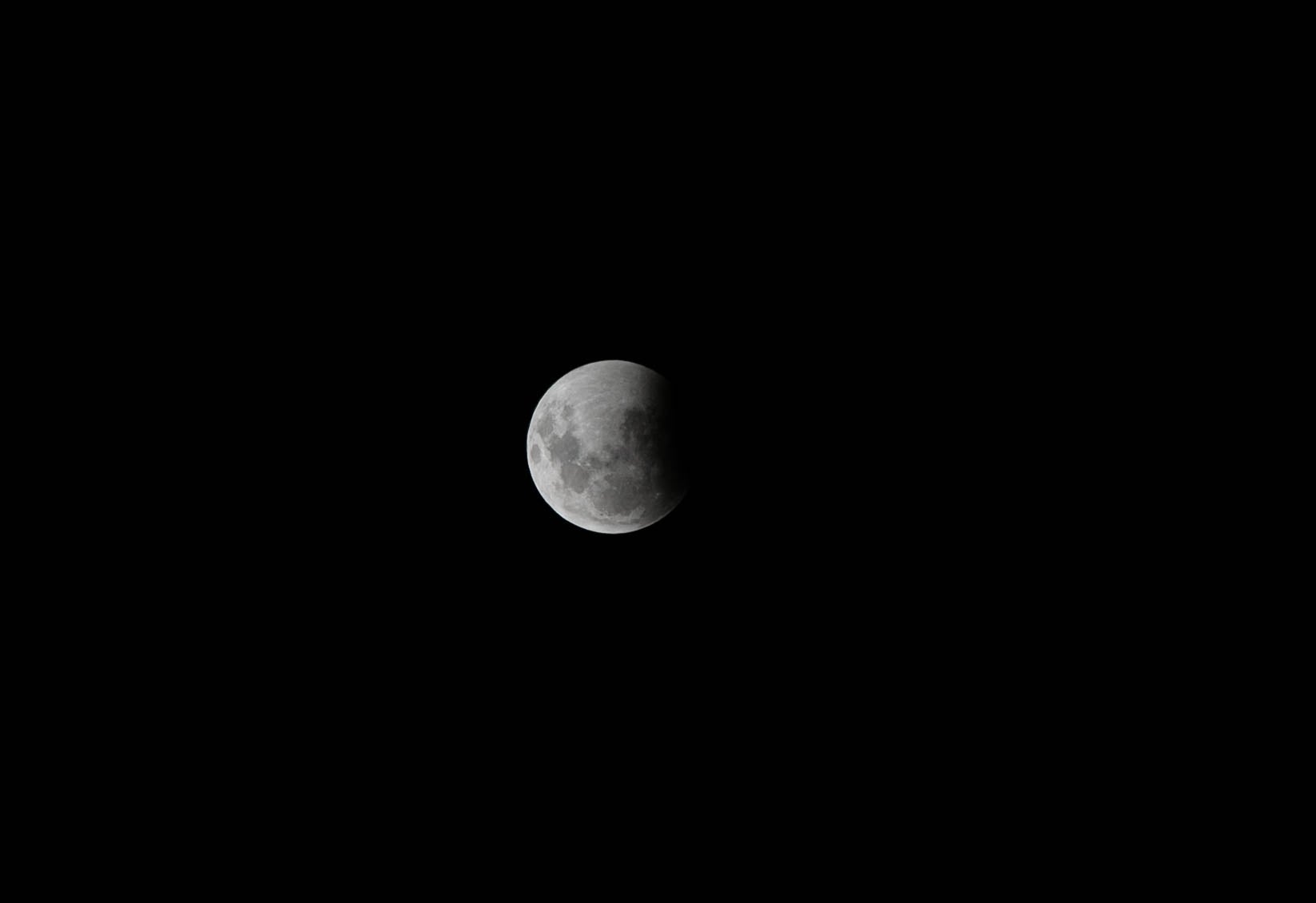 España ha sido testigo de un eclipse parcial lunar que llegó a ocultar el 93% de su superficie. España ha sido testigo de un eclipse parcial lunar que llegó a ocultar el 93% de su superficie.