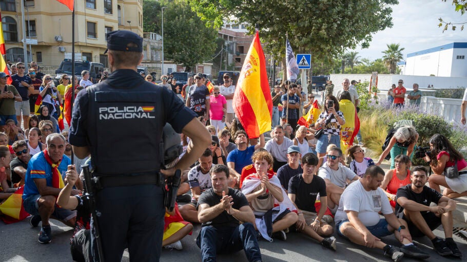 Varias personas durante una manifestaci&oacute;n para protestar por la situaci&oacute;n provocada por la llegada masiva de migrantes/ Marcos Moreno / Europa Press