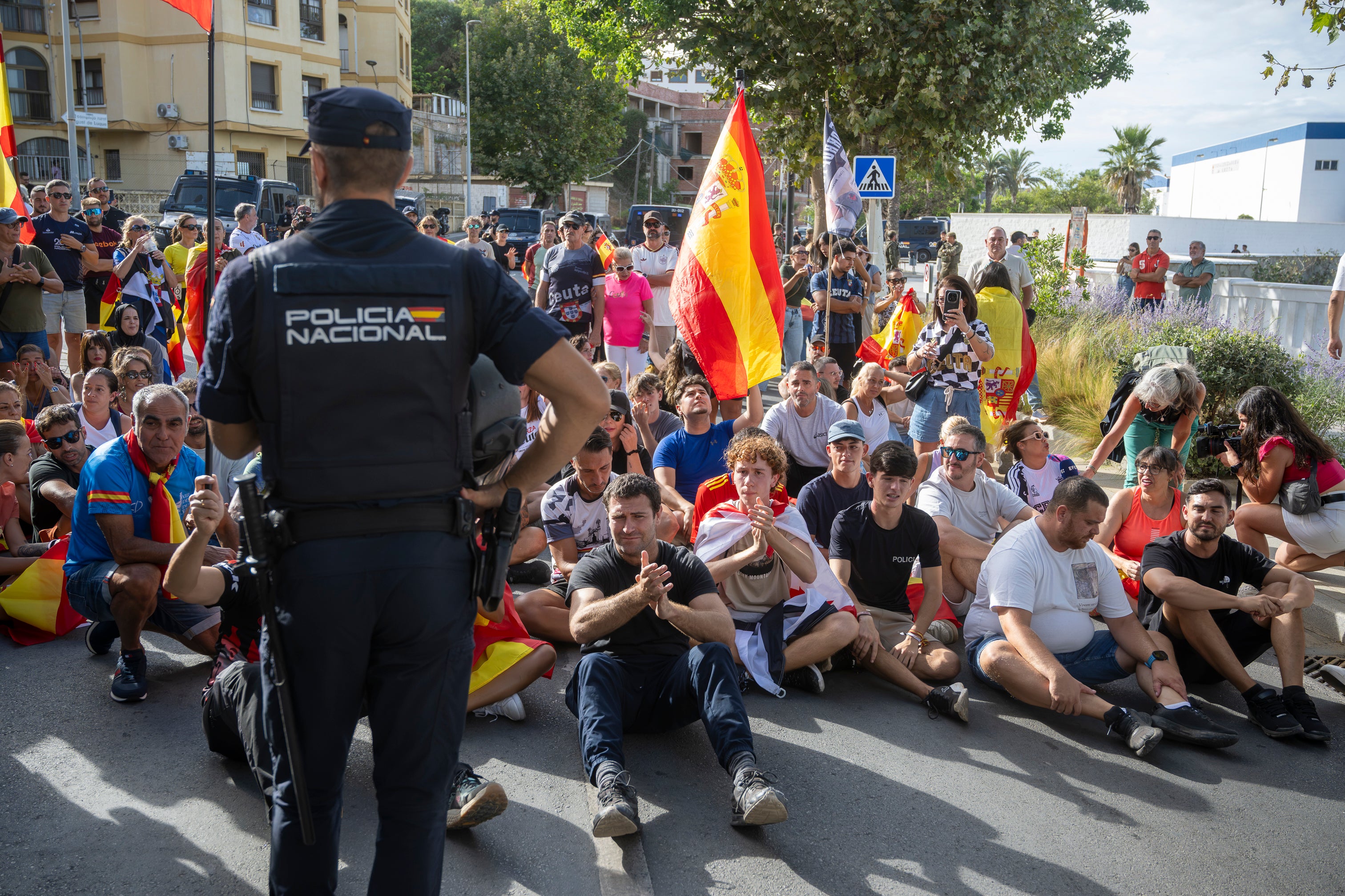 Varias personas durante una manifestación para protestar por la situación provocada por la llegada masiva de migrantes Varias personas durante una manifestación para protestar por la situación provocada por la llegada masiva de migrantes