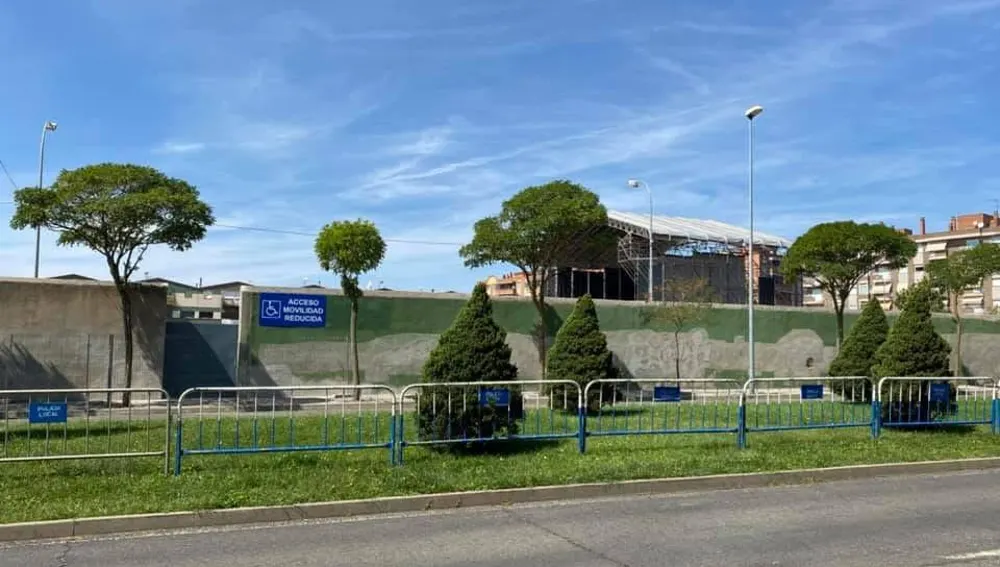 Vista exterior desde un lateral con el escenario colocado para los conciertos de 2021 Vista exterior desde un lateral con el escenario colocado para los conciertos de 2021