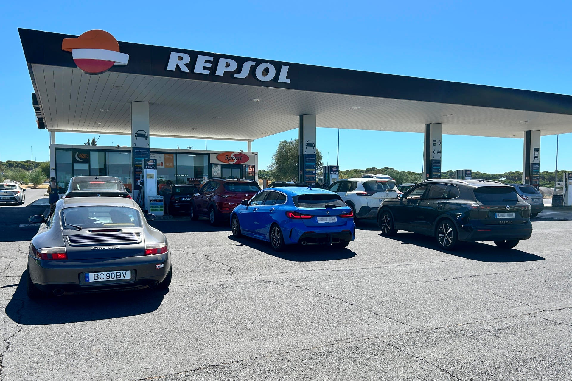 Varios vehículos hacen cola para repostar en una gasolinera de Cartaya (Huelva) Varios vehículos hacen cola para repostar en una gasolinera de Cartaya (Huelva)