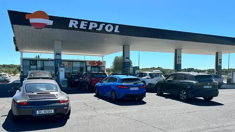 Varios vehículos hacen cola para repostar en una gasolinera de Cartaya (Huelva) Varios vehículos hacen cola para repostar en una gasolinera de Cartaya (Huelva)