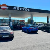 Varios vehículos hacen cola para repostar en una gasolinera de Cartaya (Huelva)