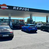 Varios vehículos hacen cola para repostar en una gasolinera de Cartaya (Huelva) Varios vehículos hacen cola para repostar en una gasolinera de Cartaya (Huelva)